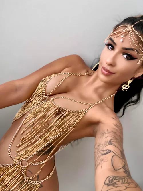 May I be your golden goddess? 😼✨