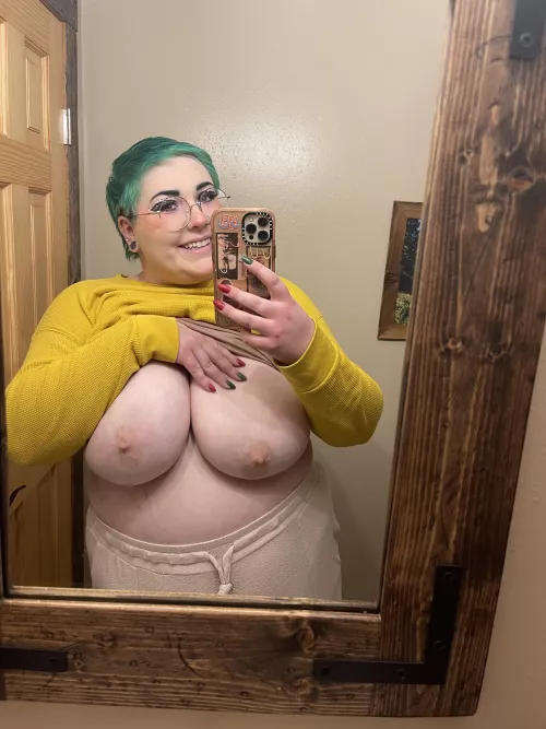 may your monday be full of titties 🥰