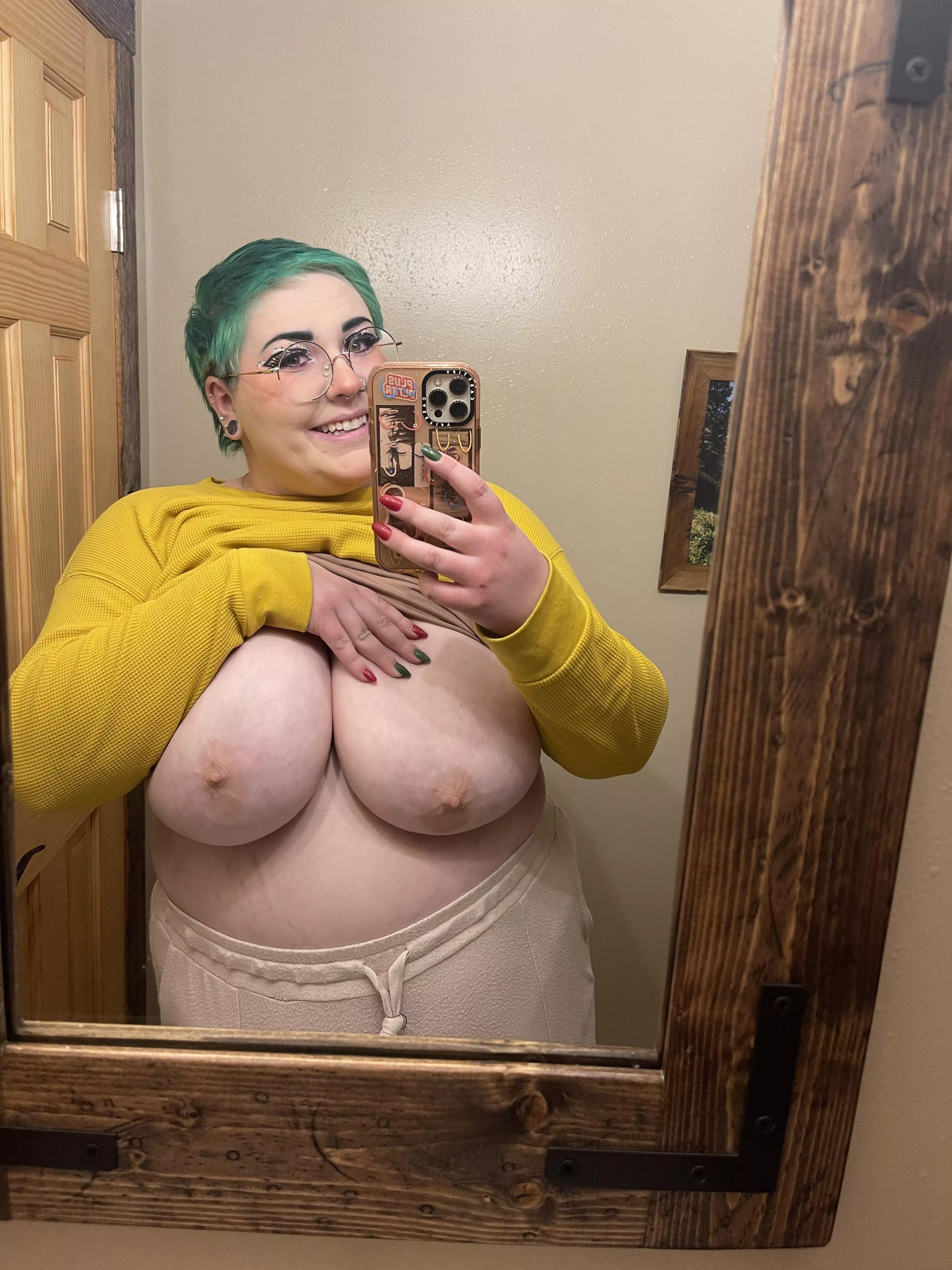 may your monday be full of titties 🥰