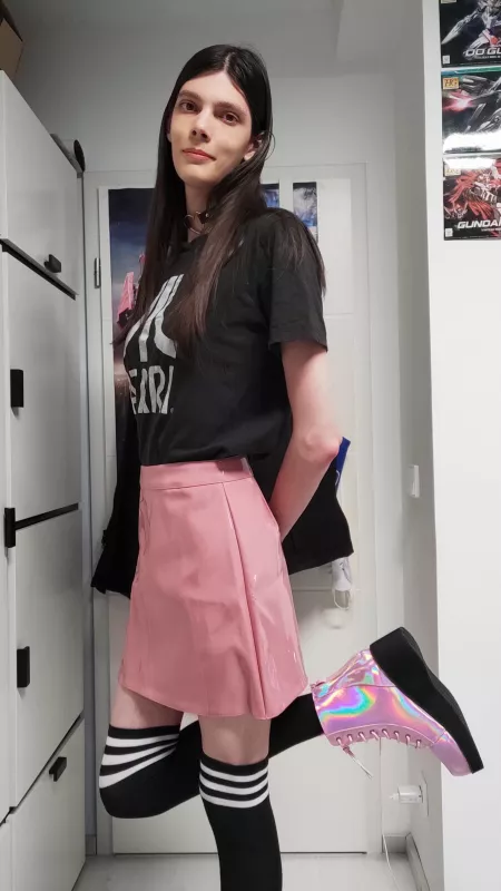 Maybe a white shirt would fit better... but I don't have one >.<