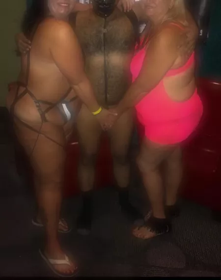 Me and two mature trash whores from 2018 partying like Eddie all night long π€€β οΈπ€π₯πππΎπ¬π°ππ½ππ They are big Walter White fans