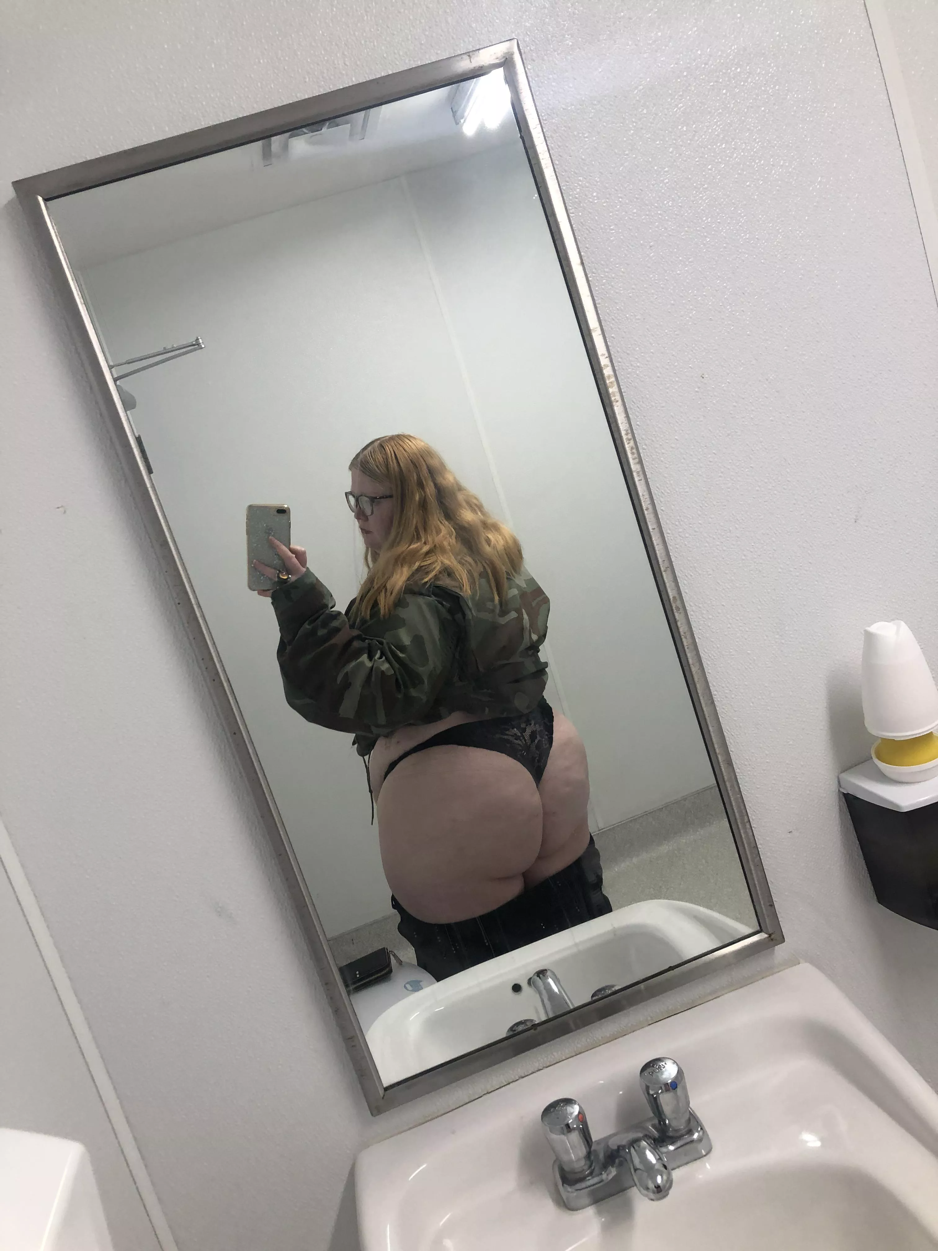 Meet me in the bathroom 😜