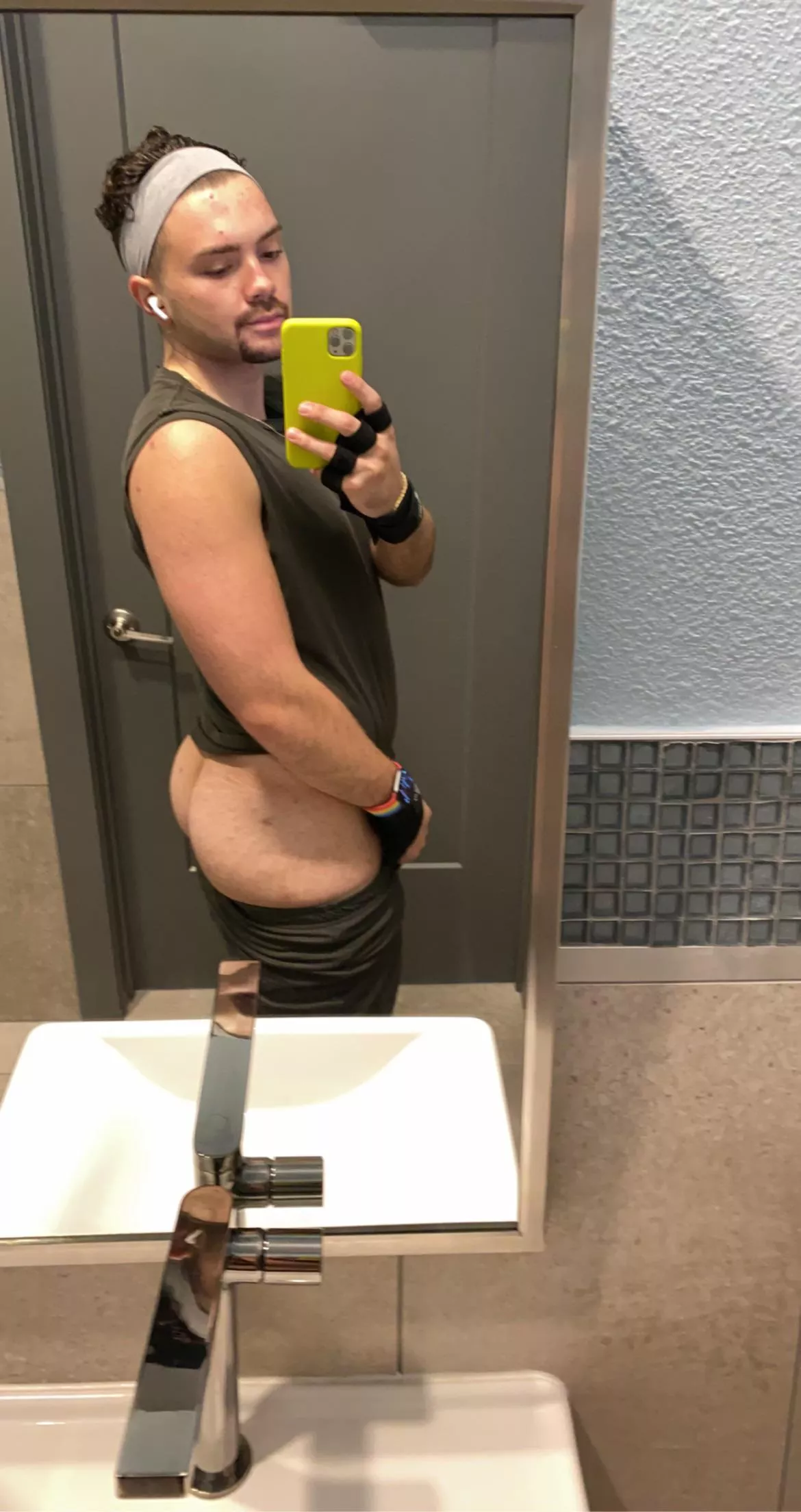 meet me in the gym bathroom 💪🏼😉