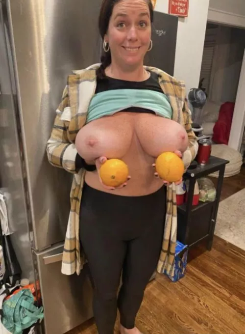 Melons vs oranges Kik skidder690 with sample. Fun milf