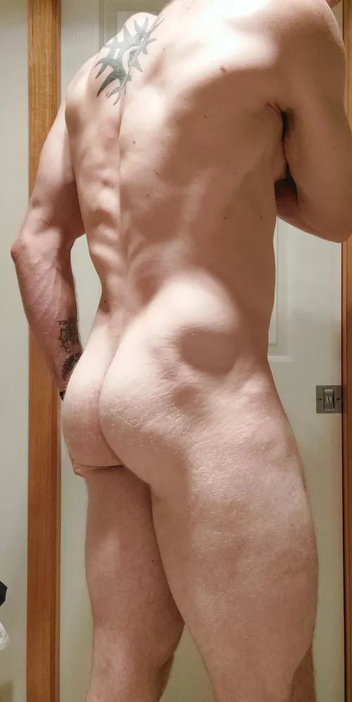 Mere seconds later my butt cramped from trying to flex and pose it right. You lot better appreciate this pic, it was a literal pain in my arse.