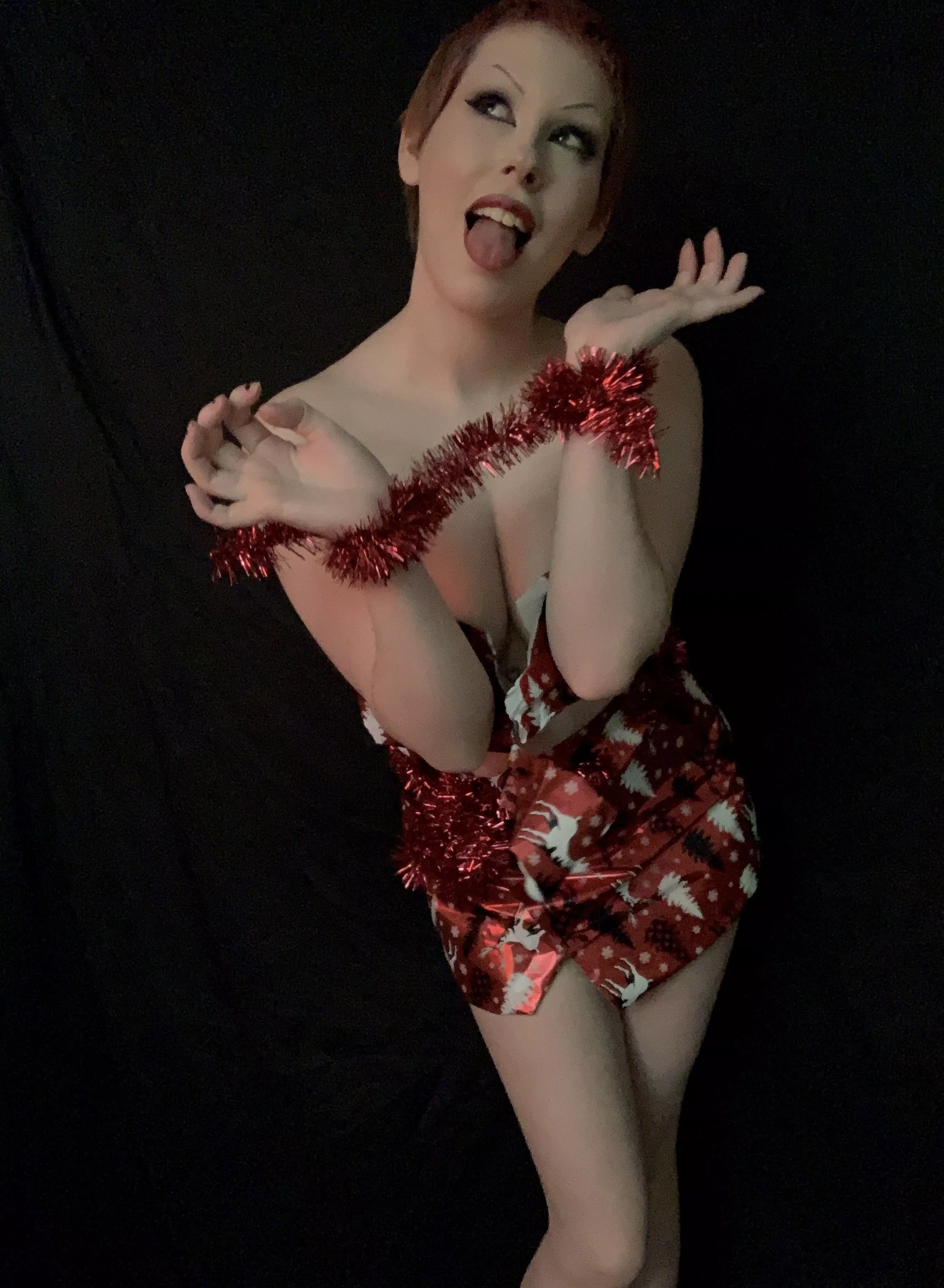 Merry Christmas, i’m your gift! 🎁 ready for you to open me up and play with me..! 💦