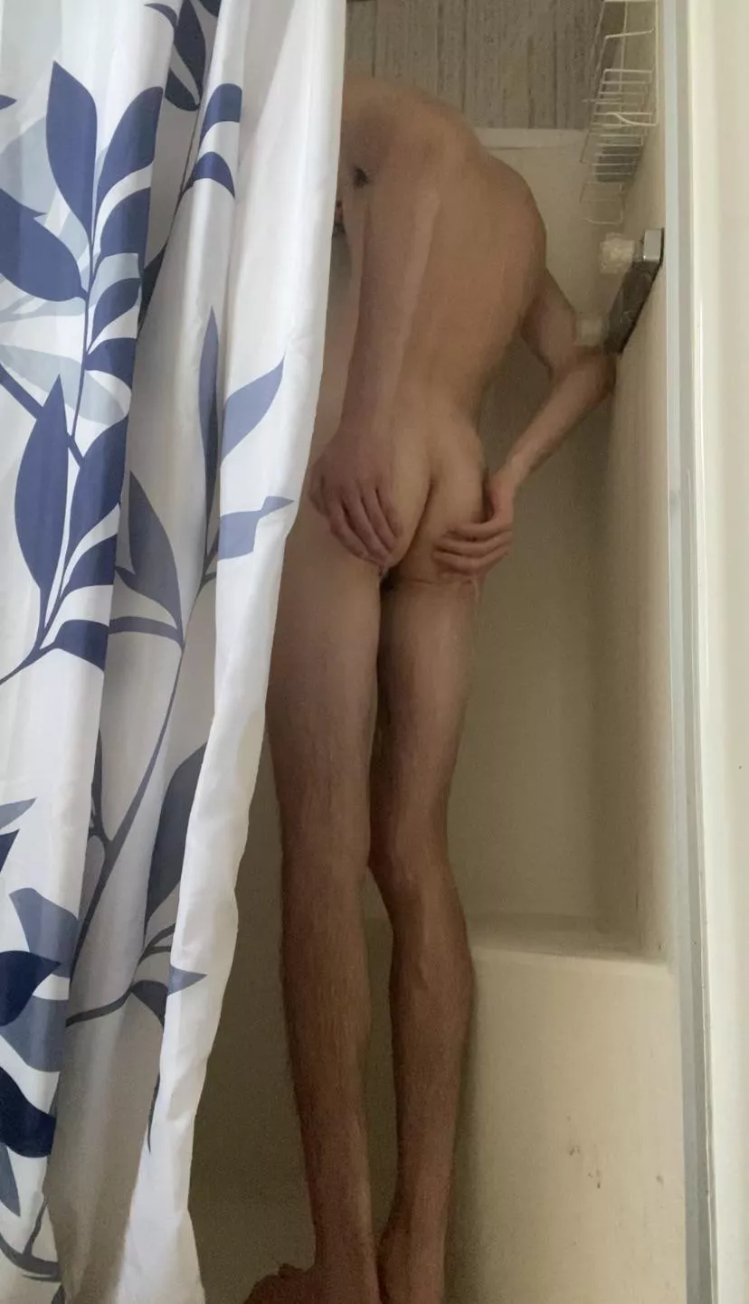 Message me if you like tall skinny twinks 😜