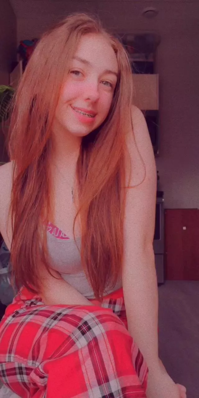 Messy hair and a tin grin stoner 😊😊