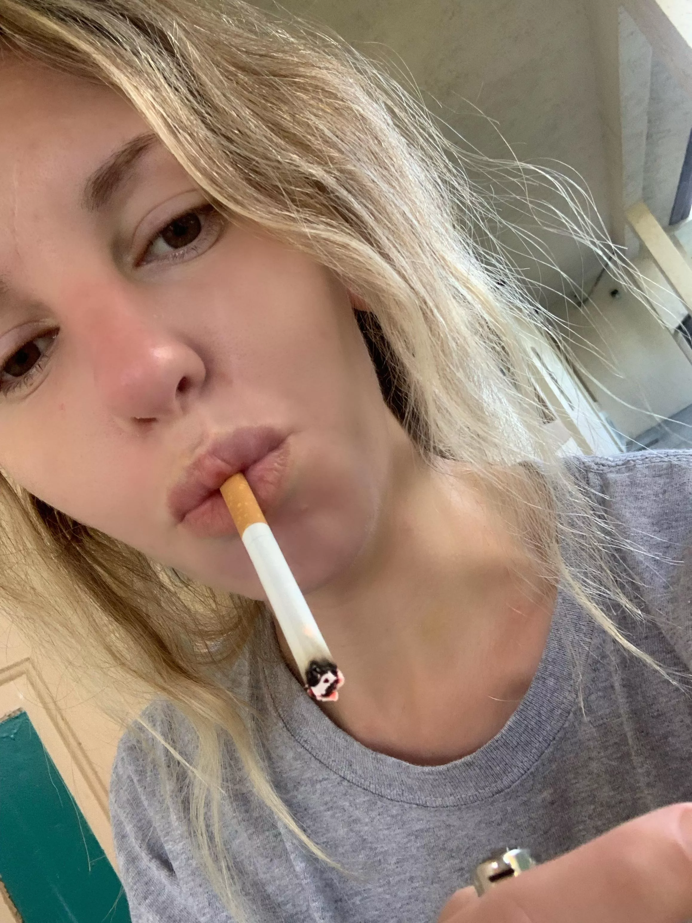 Messy hair while smoking 🚬 has been my trend lately