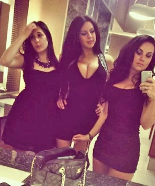 Middle knows she won this pic