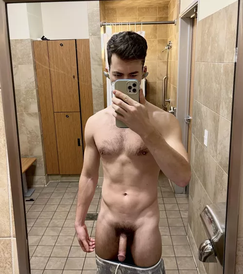 Mid-workout locker room nudes, why not