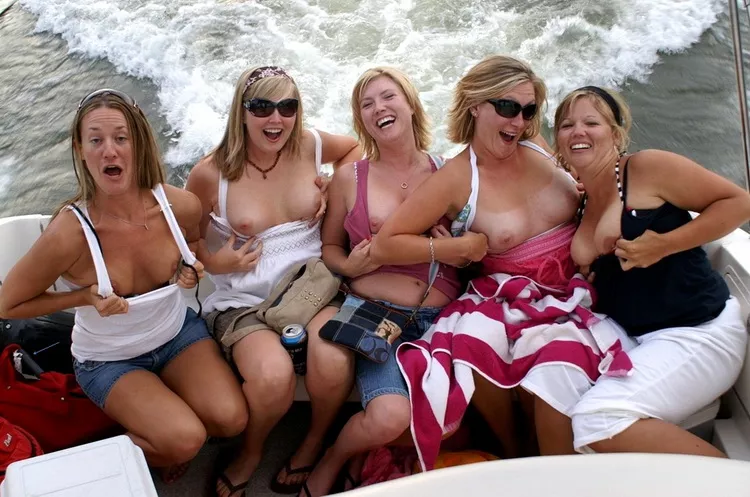 Milfs on a boat - Xpost /r/milf Milfs on a boat - Xpost /r/milf