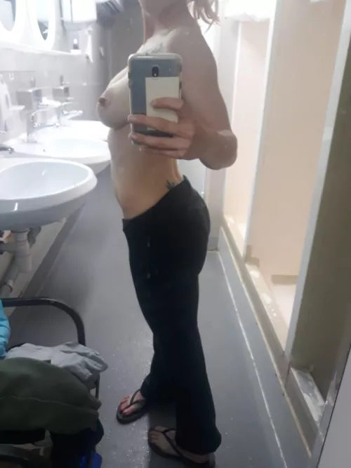 Military wife. First time showing. Chat and possible trade. Prefer military as well. Thanks.