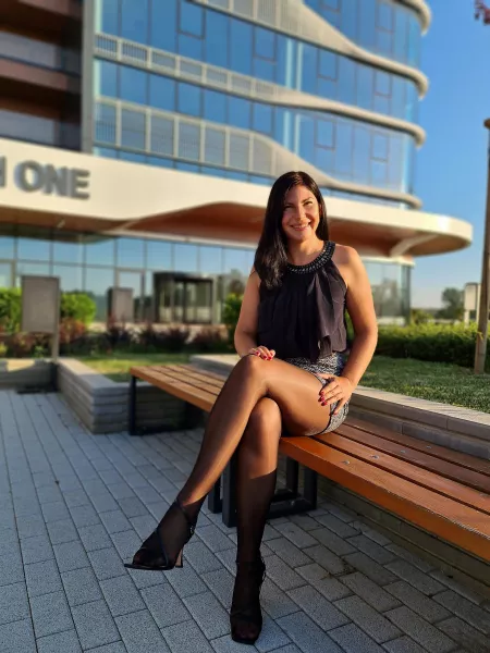 Miniskirt for today ❤️ Wearing CdR Eterno Super Lucido in black 🌚