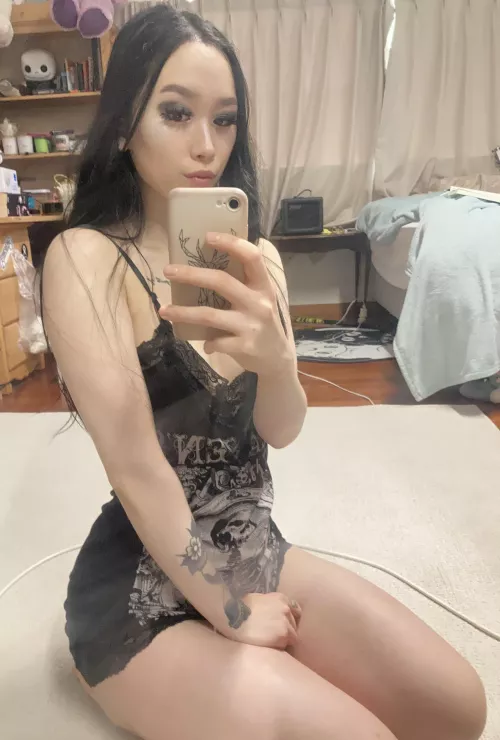 Mirror selfie 🖤