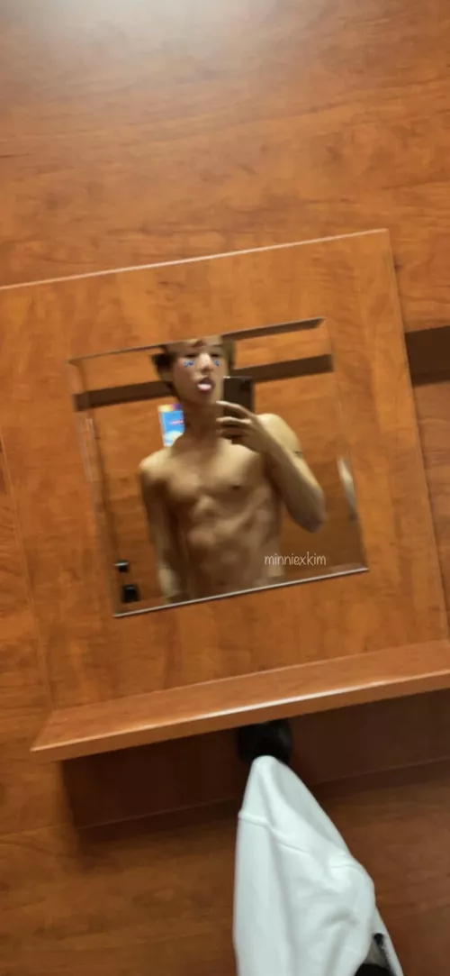 Mirror selfie in tanning salon… and I was completely naked 🙈