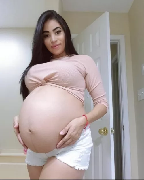 Mmm.. I am so sexy babes. I love this belly! Do you? I need this belly to be worshipped now!! Get on your hands and knees and admire me! If you don’t I’ll force you against the wall and have your face up in my belly. 😈🤤❤️🥵🥰😘