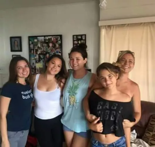 Mom and daughters. Who gets fucked first? 🍆💦