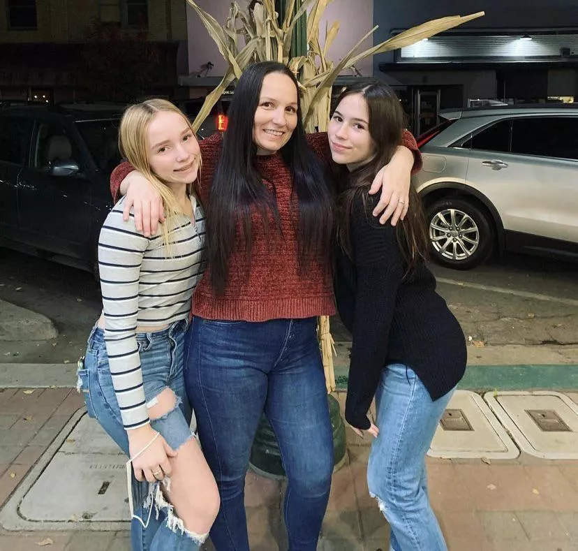 Mom and daughters who would you pic why explain