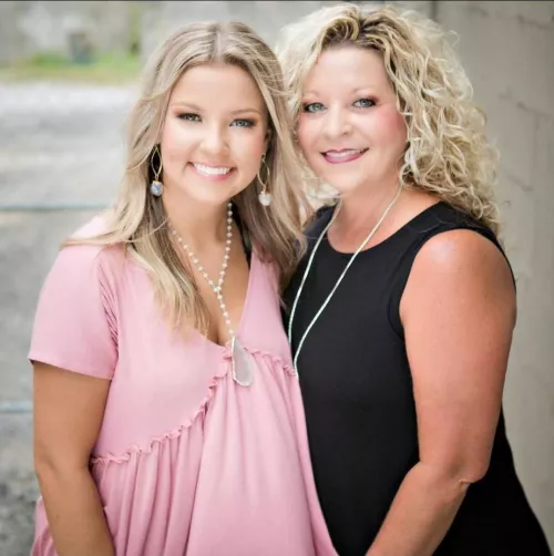 Mom or daughter ?