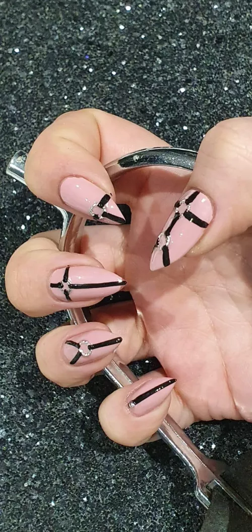 Mommy got fresh nails, but where to scratch first 😈