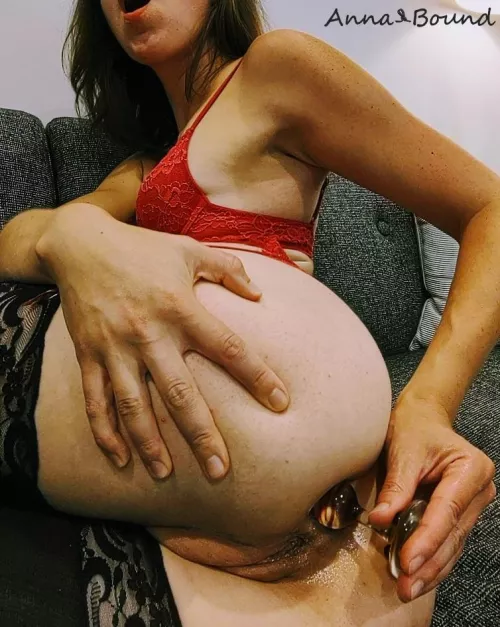 Moms make the best anal sluts ;)