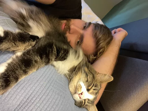 Mondays mean extra cat snuggles!š» I love this fluff-ball š½