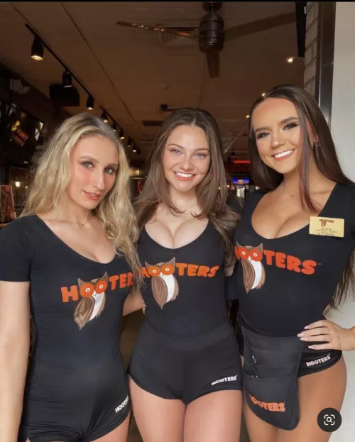 More Hooters babes