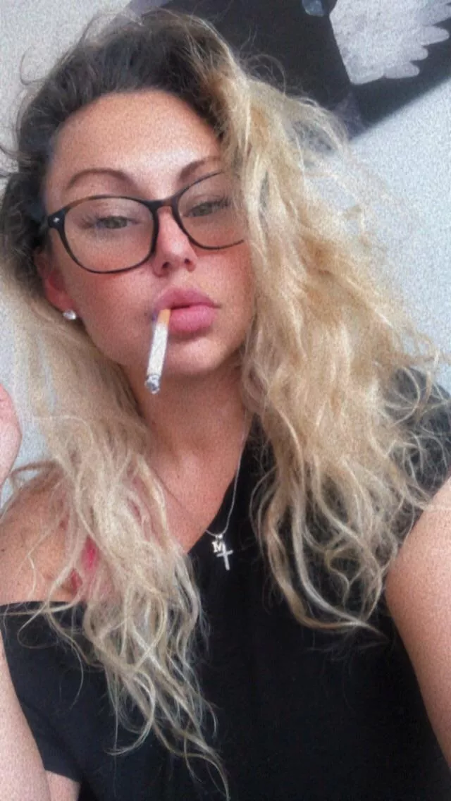 Morning cigarette with my crazy hair 😆🚬