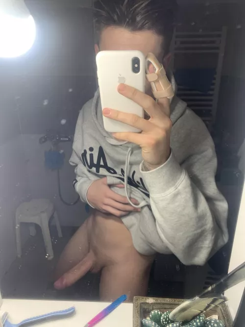 Morning wood babes can u help me?