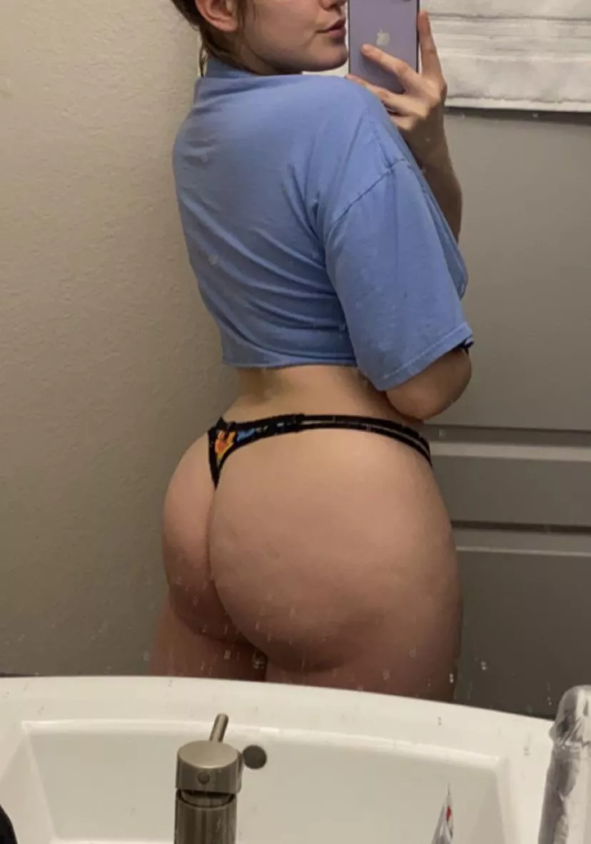 My bakery stays open all year even on Christmas so cum get you some cake 😋