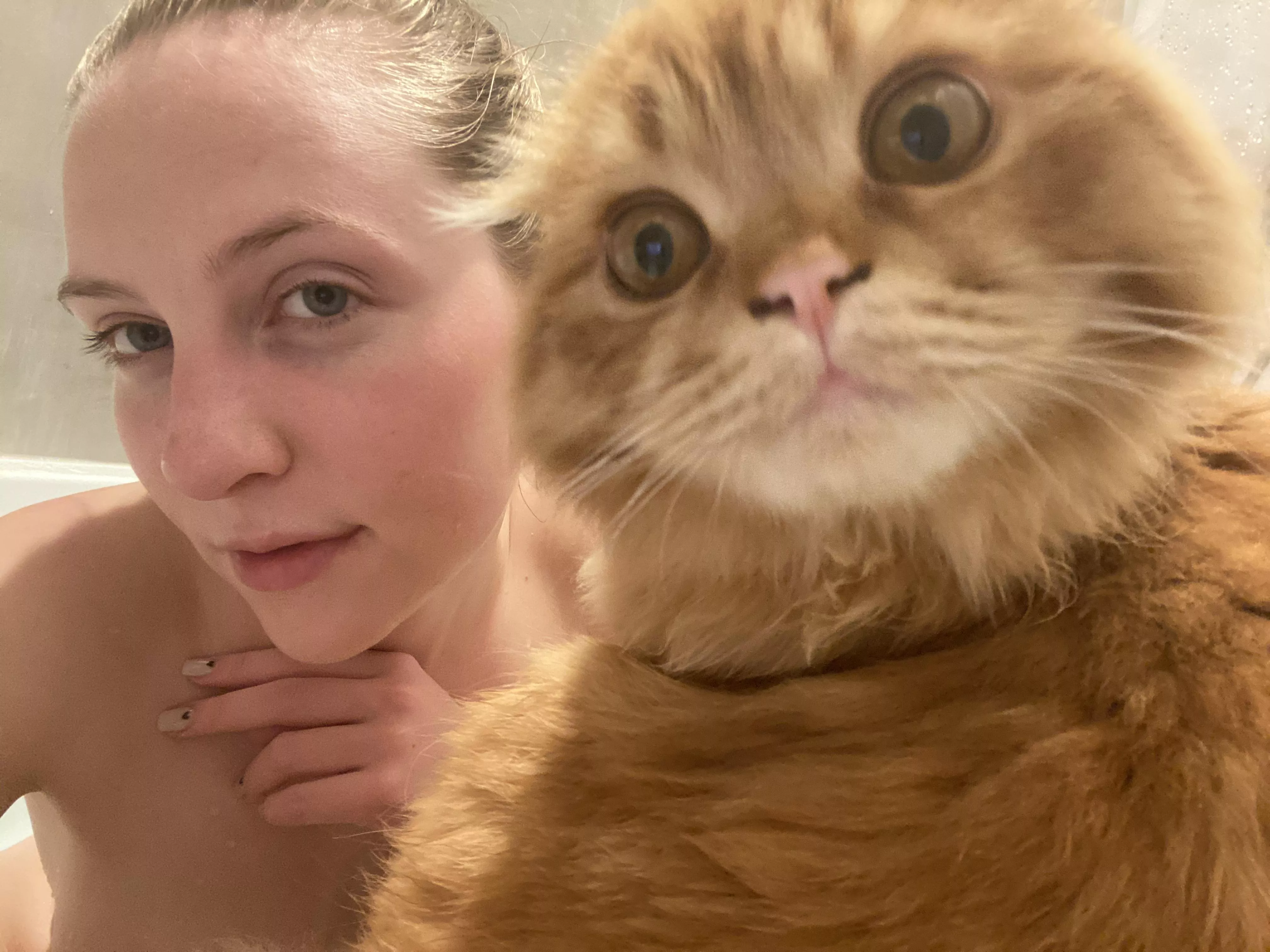 My bath has a guest today 👀😻