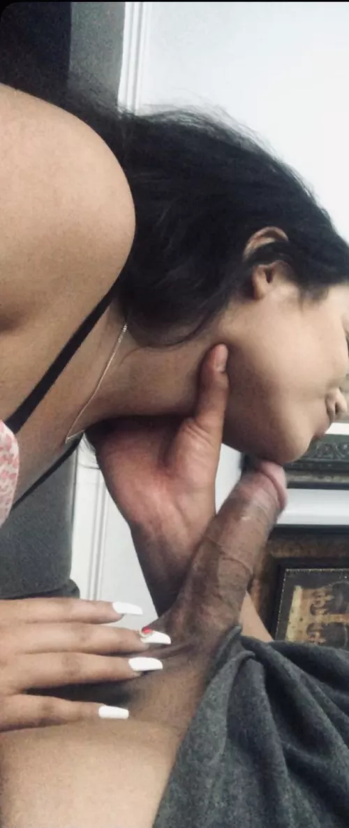My best friend’s girl loves sucking my cock when her bf leaves for work late. This is the pic we send him👅