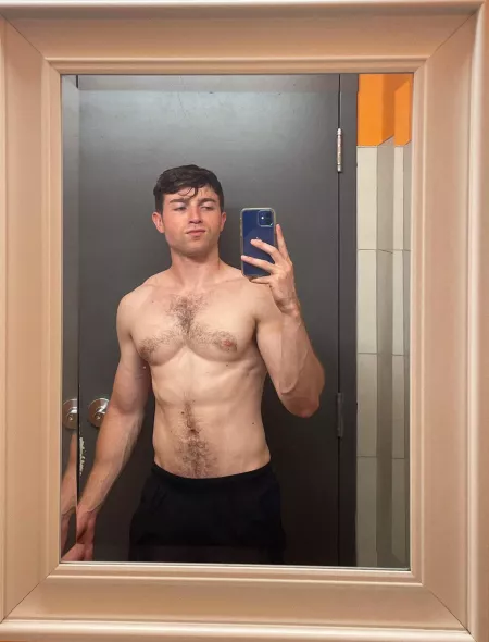 My chest hair grows in an X shape š