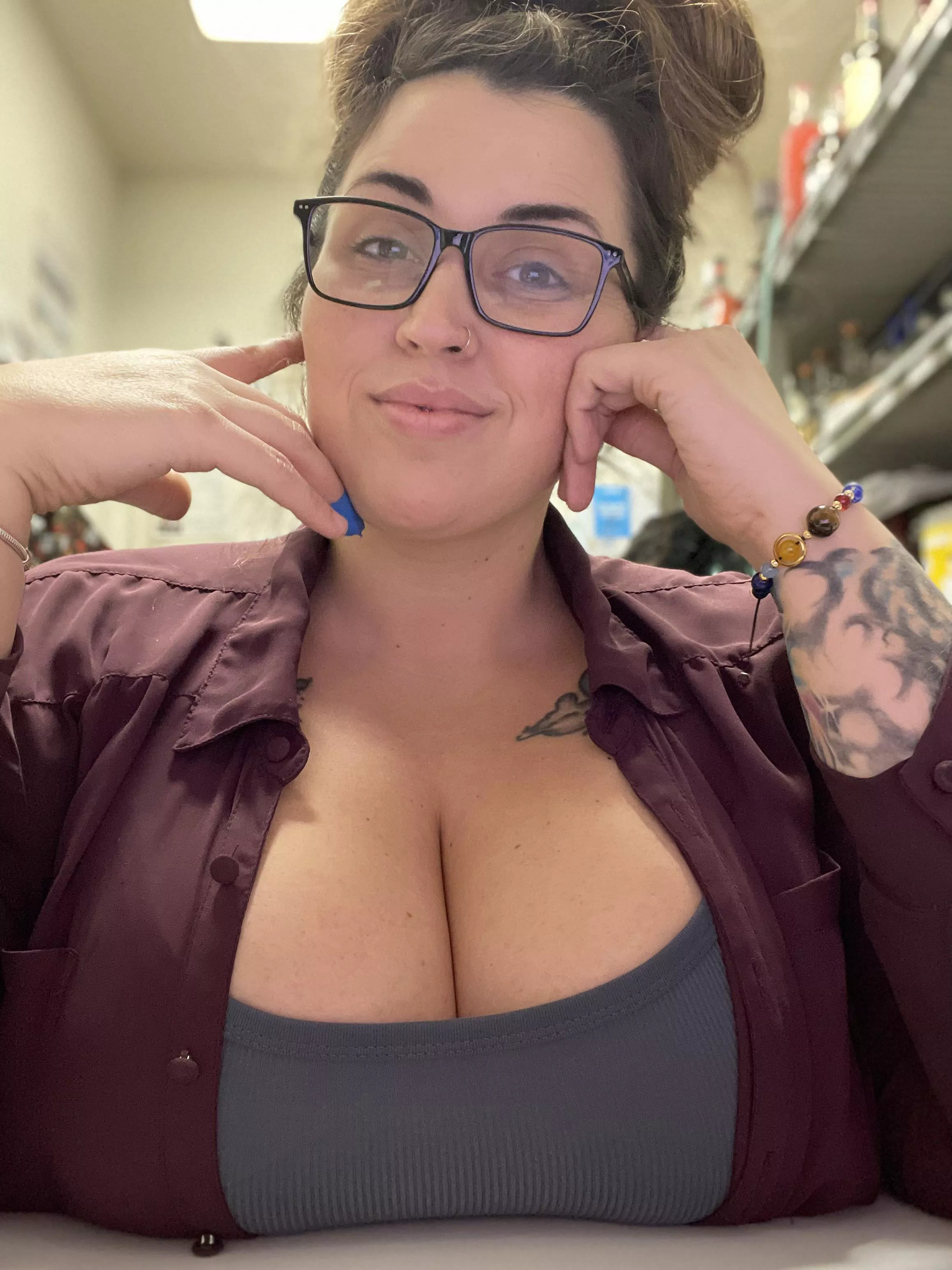 My cleavage looks 🔥🔥🔥 right now