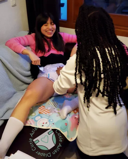 My diaper leaked at my friend's house and she changed meπ³