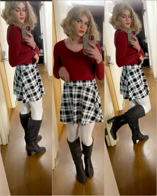 My enslaved sissy Rose taking a studying break to free up her mind from all the stress. I think she find the right distresser π