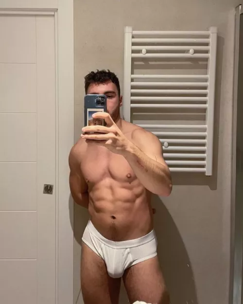 My eyes are up here๐๐
