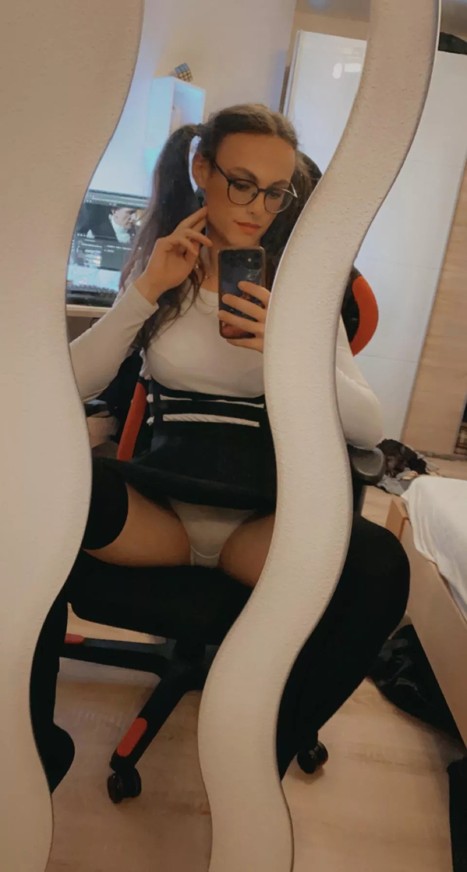 My eyes are up here 😉🙈