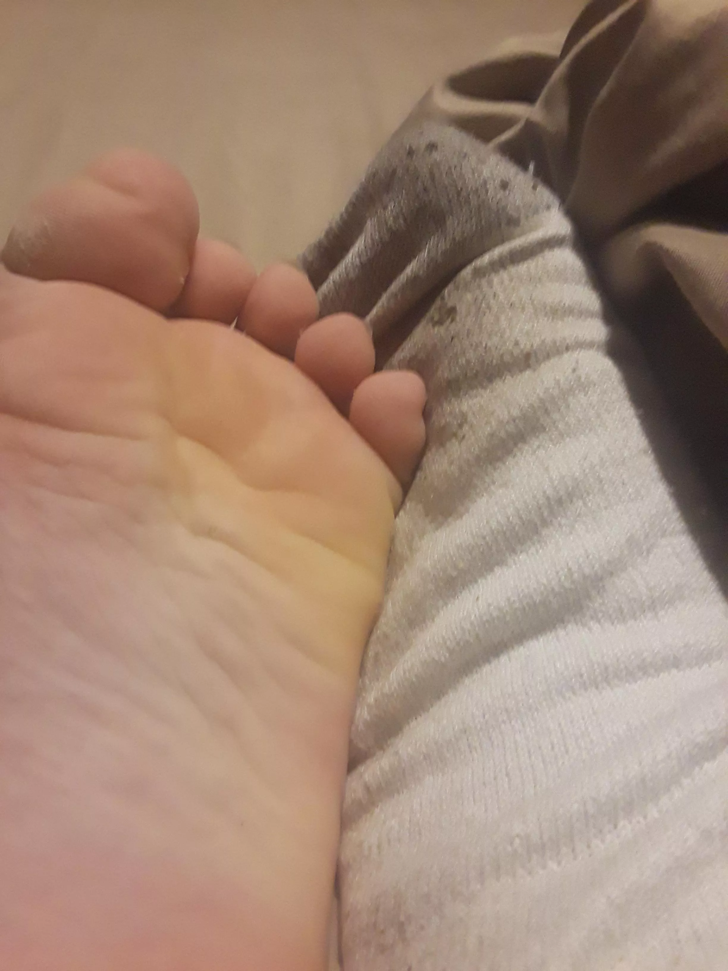 My feet are placed near you, what will you do? ;3 [M 19, DMs Open]