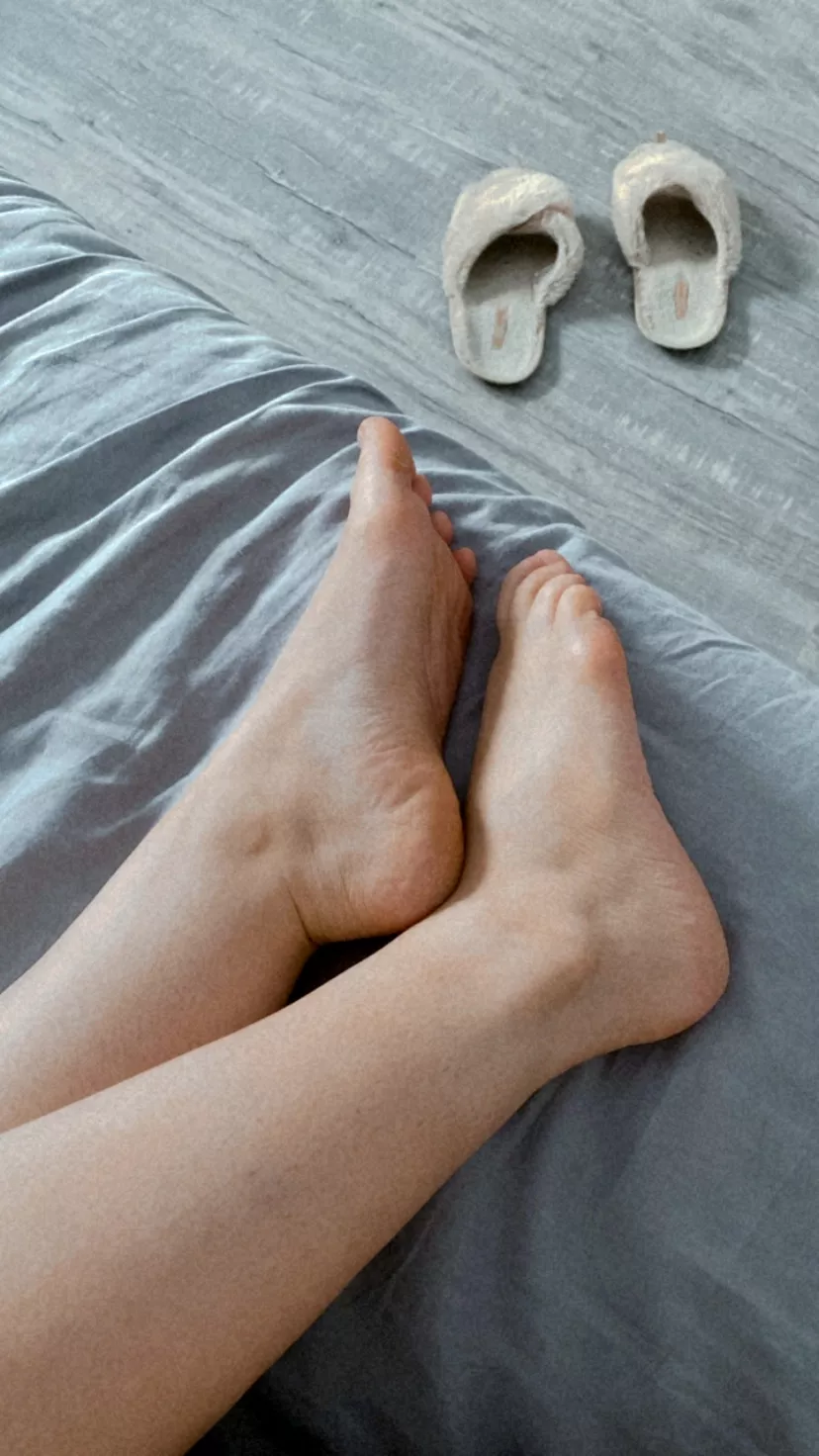 my feet got super dry this winter so i just filmed a video of me moisturizing them 😋