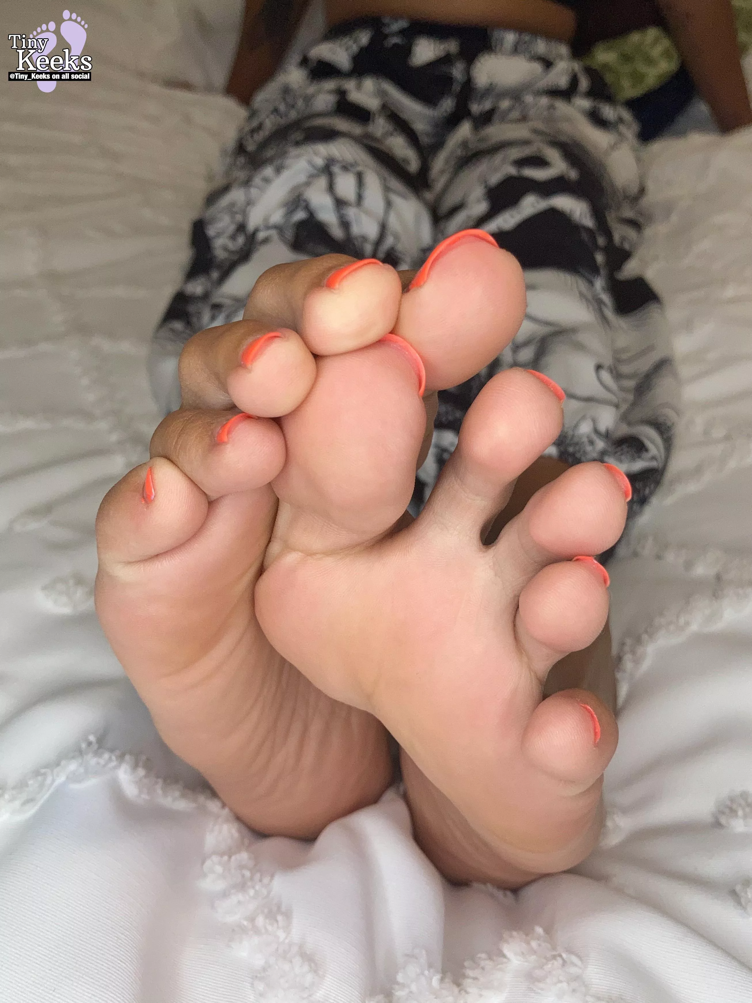 My feet really need some love this morning. Could you do that for me? 😊🧡