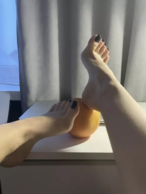 My feet taste like orange 😋