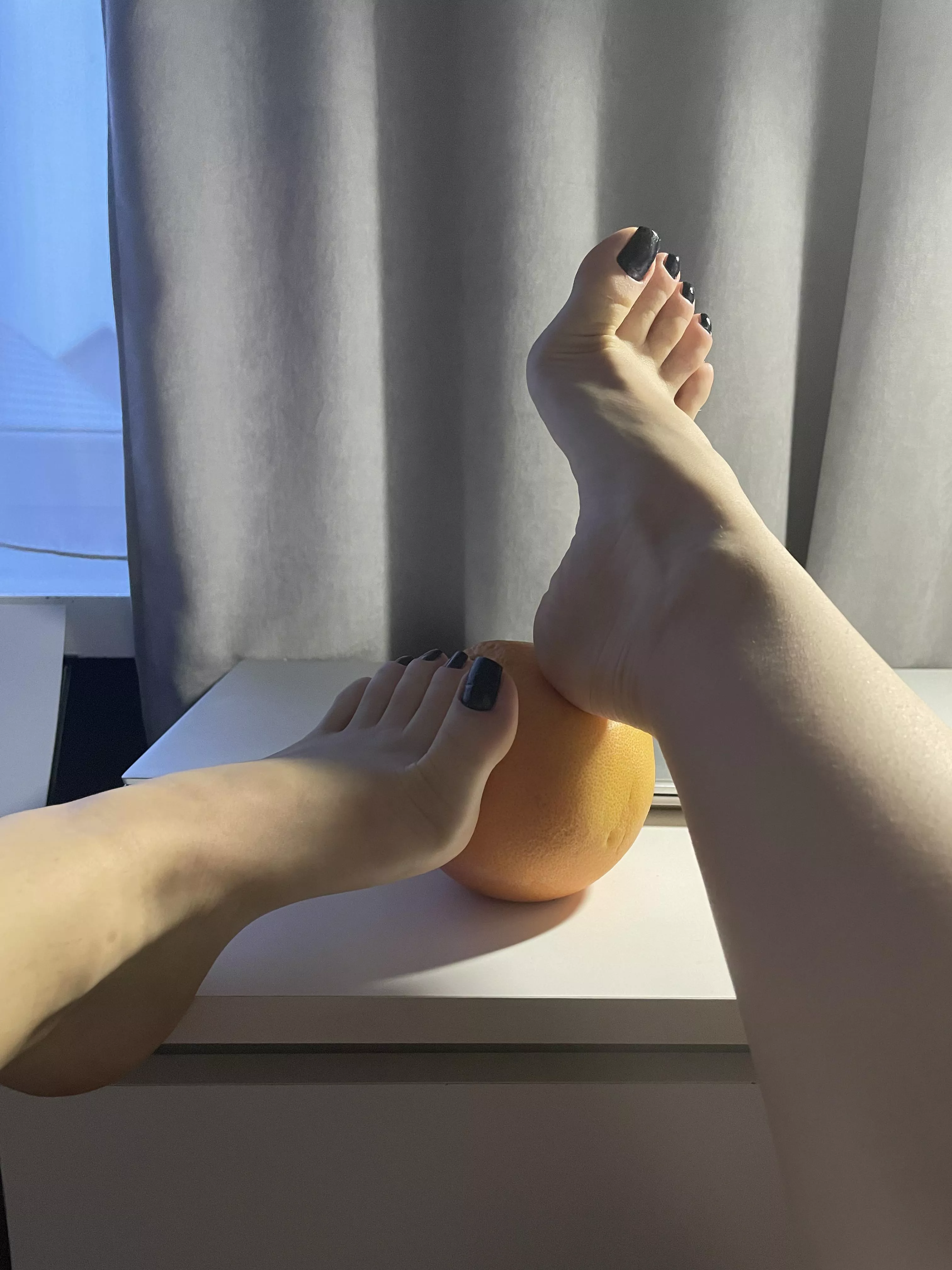My feet taste like orange 😋