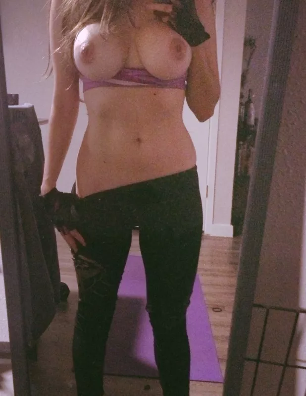 My first tits selfie after workoout [F31]