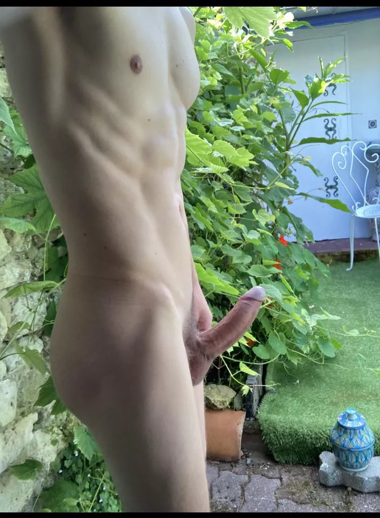 My gay neighbor (also a nudist ) will come over now to help me planting seeds in the garden 🪴… Problem: he is so hot and I am always hard 🥵…