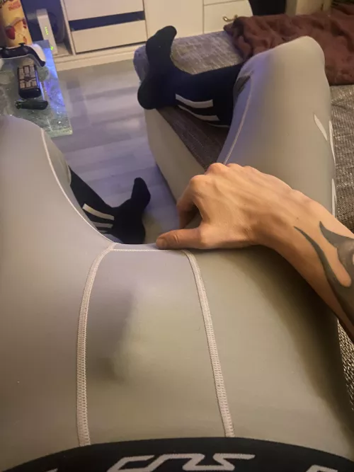 my grey gym tights make a pretty revealing outline 🤷🏻♂️😊