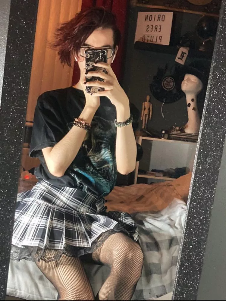 My hair looks like a spiky slide lol