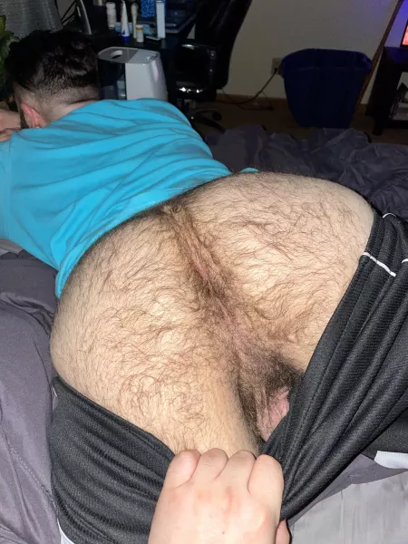 My hairy ass is ready for a good pounding and breeding 😛