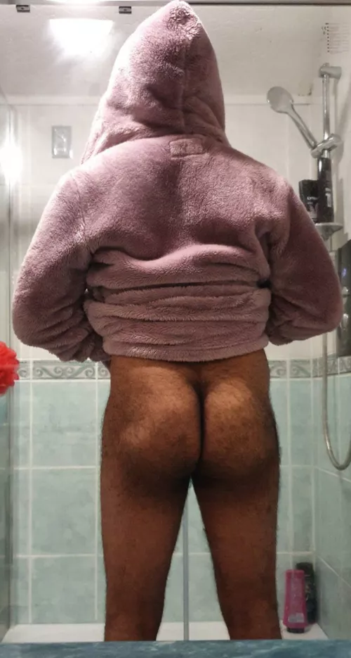 My hairy ass needs some attention 😋